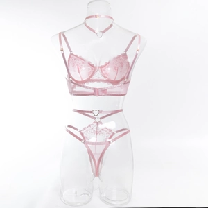 Détails de l'ensemble de lingerie en dentelle rose avec boucles cœur et broderies