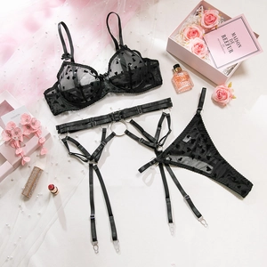 Vue détaillée à plat d'un ensemble de lingerie en mesh noir à cœurs avec accessoires
