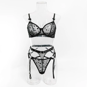 Détails d'un ensemble de lingerie en résille noire avec motifs cœurs et boucles métalliques