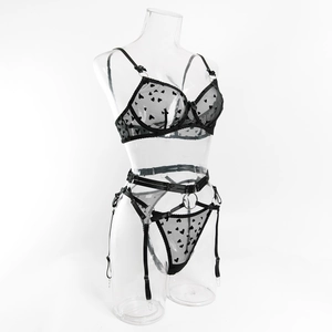 Détail de l'ensemble lingerie en résille à cœurs avec soutien-gorge et porte-jarretelles