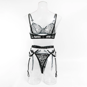 Détail d'un ensemble de lingerie en maille à cœurs floqués avec soutien-gorge et jarretelle