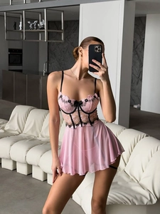 Nuisette sexy rose et noire avec broderie, bonnets à armatures et jupe en tulle transparent