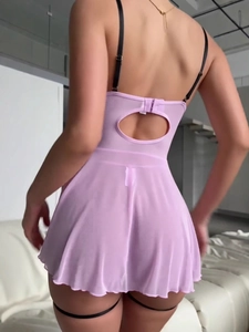 Robe de lingerie en dentelle lavande avec tulle transparent et bretelles noires