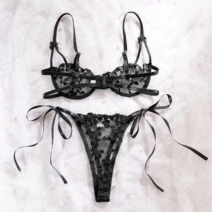 Dettaglio del set reggiseno in pizzo nero con ricami floreali e rete trasparente