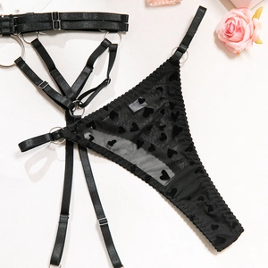 Détail d'un string en tulle à cœurs avec anneaux métalliques et porte-jarretelles
