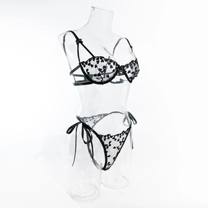 Dettaglio del set intimo in pizzo nero trasparente con ricamo a forma di cuore