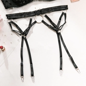 Détail d'un porte-jarretelles élastique noir avec anneaux argentés et boucles réglables