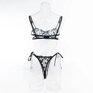 Dettaglio posteriore del set lingerie in pizzo nero con spalline regolabili e perizoma laccato