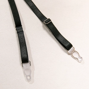 Détail de jarretelles élastiques noires réglables avec boucles en métal et clips clairs