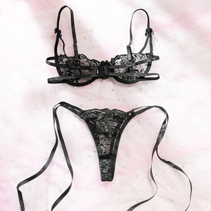 Dettaglio reggiseno in pizzo con ricamo a rose nere e perizoma con lacci coordinato