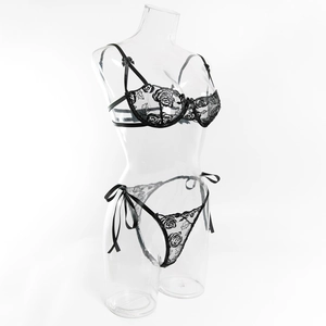 Dettaglio completo del set lingerie in pizzo nero con ricamo di rose e fiocchi di raso