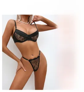 Detailansicht des schwarzen Spitzen-Lingerie-Sets mit Bügel-BH und floralen Satinstrukturen