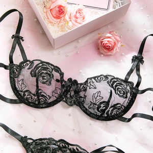 Ricamo dettagliato di rose nere su completo intimo in pizzo con eleganti decorazioni