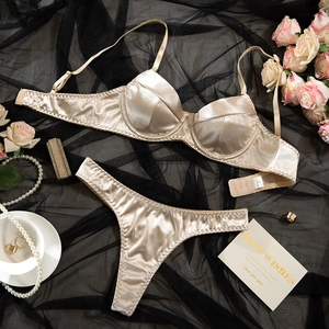 Set lingerie in raso champagne con reggiseno con ferretto e perizoma su tulle nero