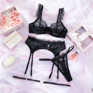 Dettaglio del set lingerie in pizzo nero con bordi a ciglia e decorazioni floreali