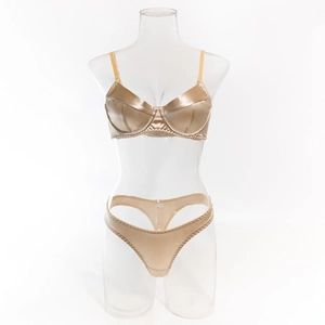 Dettaglio del set lingerie in raso oro champagne con reggiseno con ferretto e perizoma