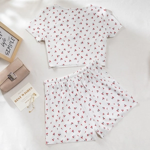 Set pigiama a coste da donna con stampe di ciliegie rosse su tessuto color crema