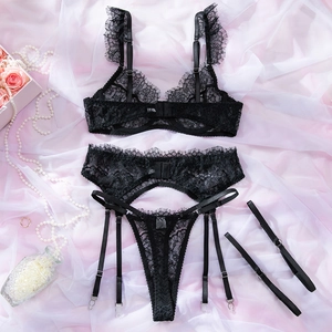 Dettaglio dell'abbigliamento intimo in pizzo nero con reggicalze e vari accessori