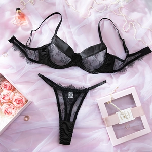Flachbild von schwarzem Spitzen-Dessous-Set mit Satin-Details und Wimpernspitze