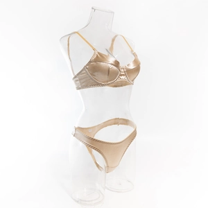 Dettaglio del set di lingerie in raso champagne con reggiseno a ferretto e perizoma