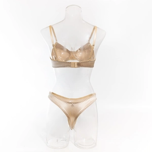Vista posteriore di set reggiseno in raso champagne con spalline regolabili su manichino