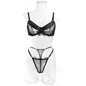 Detailsicht des schwarzen Wimpernspitzen-Lingerie-Sets mit transparenten Körbchen und Riemchen