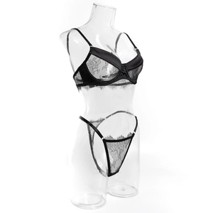 Detailansicht des schwarzen Spitzen-BH-Sets mit Wimpernborte und Satin-Applikationen