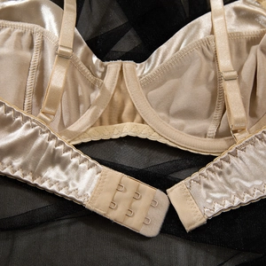 Dettaglio reggiseno in raso con chiusura a tre file e spalline regolabili in champagne