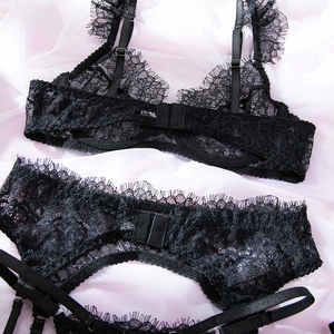 Dettaglio del pizzo floreale nero e della chiusura posteriore sul set di lingerie