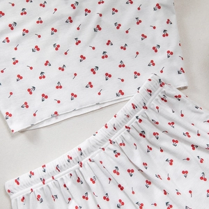 Vista dettagliata del set relax bianco a costine con stampa di ciliegie rosse