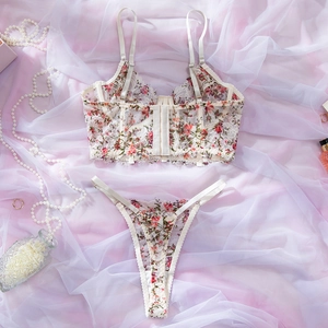 Detailansicht des floralen Spitzen-Lingerie-Sets mit Wimpernspitze und Mesh-Gewebe