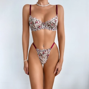 Ensemble lingerie dentelle florale avec soutien-gorge armature et string bordeaux