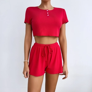 Dettaglio della trama a costine rosse sul set maglia a maniche corte e pantaloncini con lacci