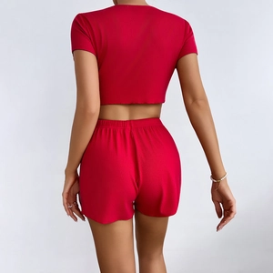 Vista posteriore del set relax rosso in maglia a costine con top corto e pantaloncini