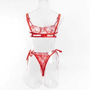 Dettaglio del set lingerie in pizzo floreale rosso con bordi in raso e fiocchi laterali