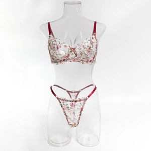 Vue détaillée de l'ensemble lingerie fleurie deux pièces avec bretelles rouges sur mannequin
