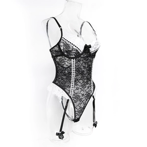 Detailansicht sexy schwarzer Spitzenbody mit weißer Verzierung und Strapshaltern