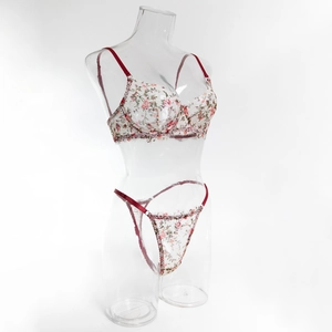 Détail de l'ensemble de lingerie en dentelle florale avec bretelles rouges et roses