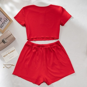 Dettaglio piatto di set lounge in maglia a coste rossa con crop top e pantaloncini a vita alta
