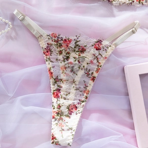 Detailansicht des Floral-Spitzen-Thongs mit verstellbaren Trägern und Wimpernspitze