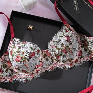 Vue détaillée de la broderie florale et dentelle cils sur un ensemble bordeaux