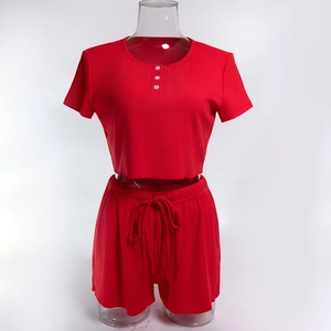Dettaglio del set due pezzi rosso in maglia a costine con bottoni e coulisse in vita