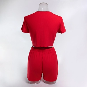 Vista posteriore del set due pezzi in maglia a costine rosse con top corto e pantaloncini