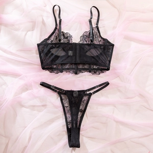 Detaillierte Flachbildaufnahme eines schwarzen Spitzen-Lingerie-Sets mit Mesh-BH und Tanga