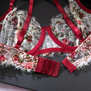 Détail du soutien-gorge en dentelle florale avec fermeture à agrafes et bretelles