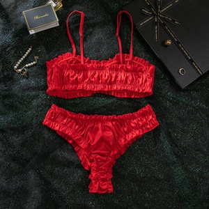 Détail d'un ensemble de lingerie rouge à volants en satin avec finitions plissées élégantes
