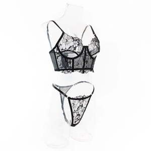 Detail eines sexy schwarzen Spitzen-BH-Sets mit Blumenstickerei auf transparentem Mannequin