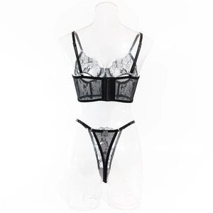 Rückansicht eines schwarzen Spitzen-Lingerie-Sets mit verstellbaren Trägern und Netzstoff