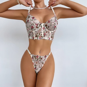 Detailansicht des floralen Spitzen-Lingerie-Sets mit Bügel-Bustier und Wimpernspitze