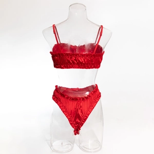 Détail d'un ensemble de lingerie en satin rouge avec bords volantés et dos élastiqué